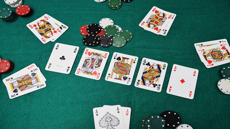 Không bluff quá nhiều khi chơi poker